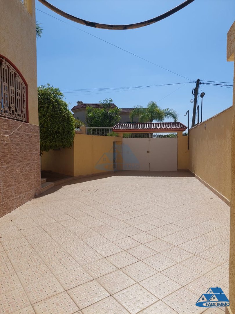 Villa for sale with terrace and three floors - Photo 3