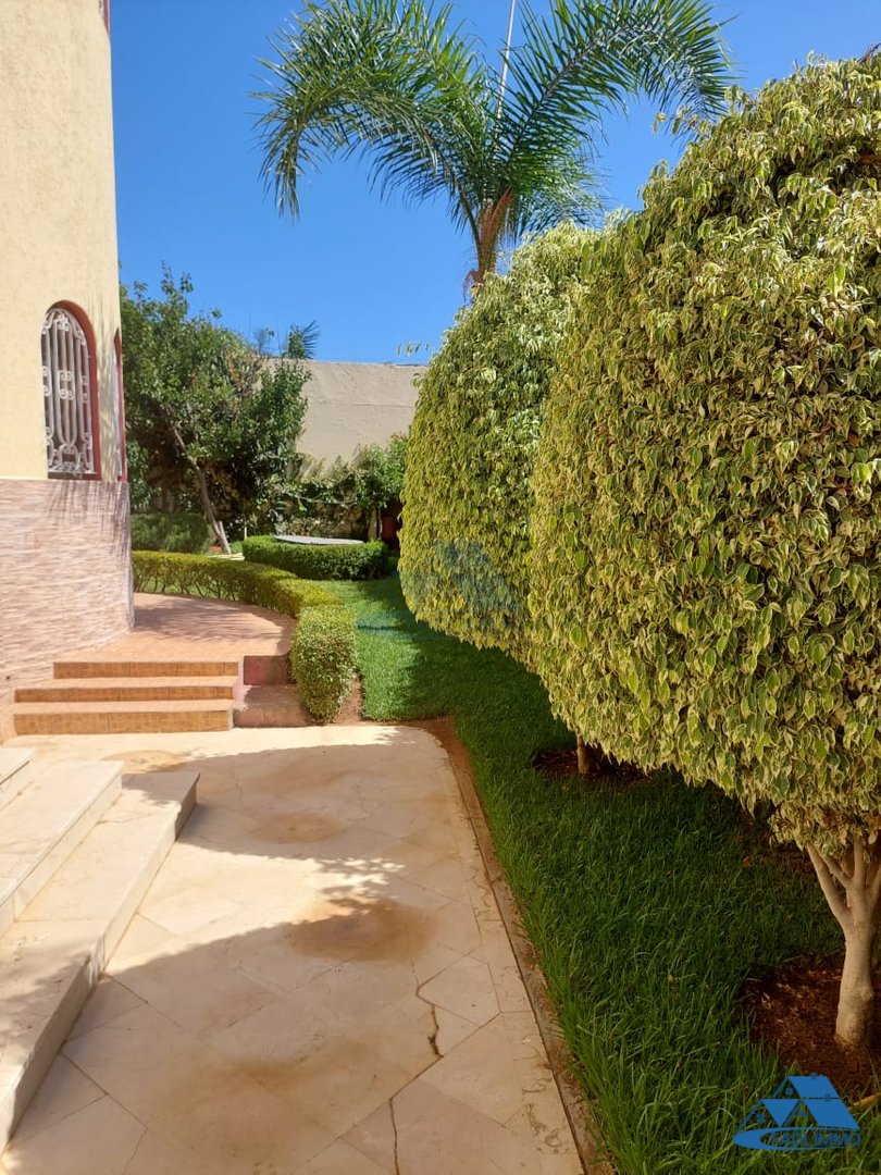 Villa for sale with terrace and three floors - Photo 2