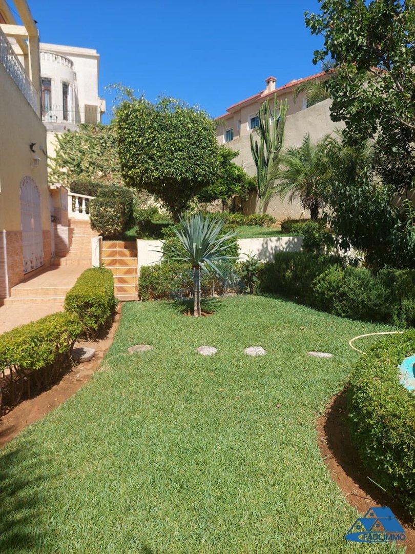 Villa for sale with terrace and three floors - Photo 10