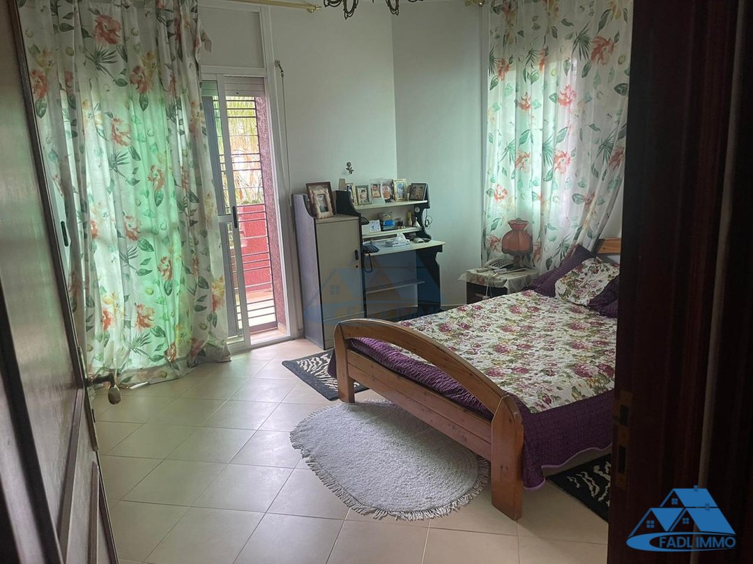 Villa en venta con terraza y tres pisos - Photo 18