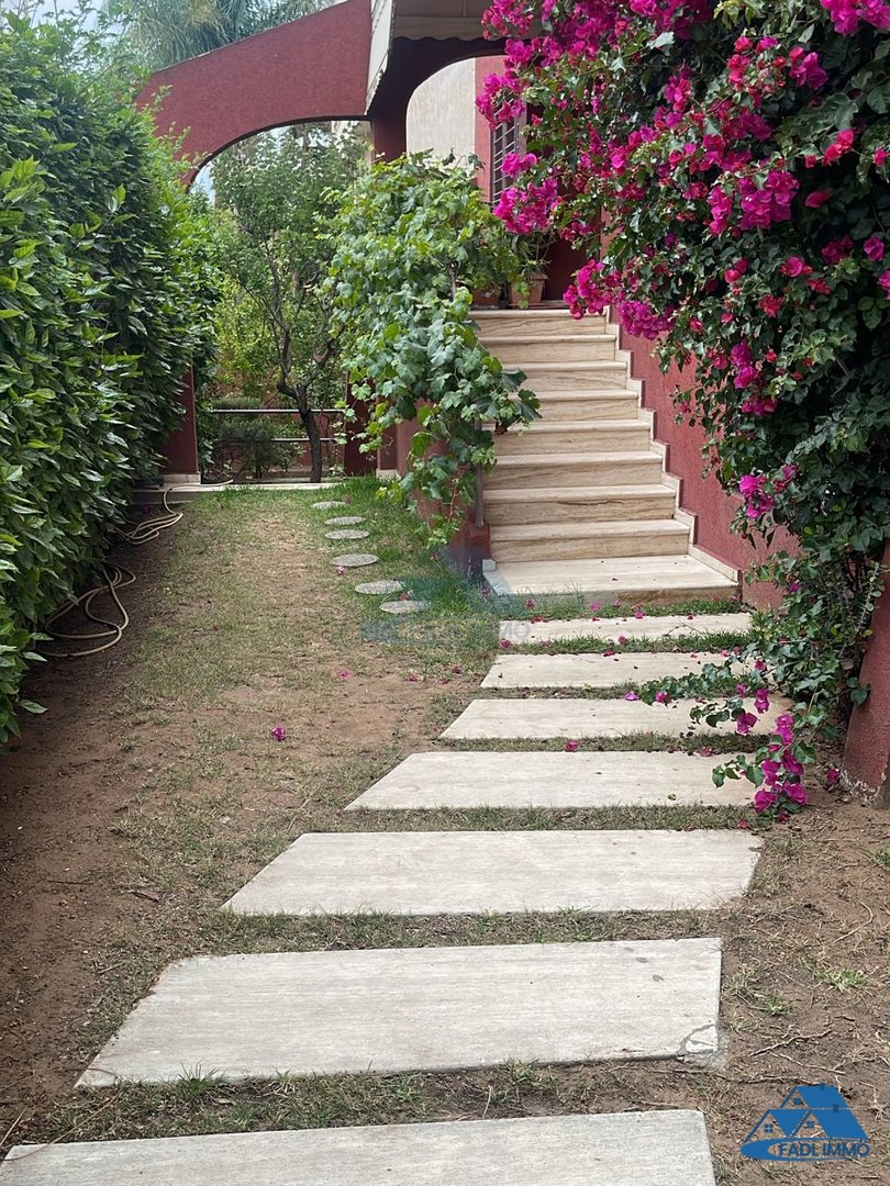 Villa en venta con terraza y tres pisos - Photo 21