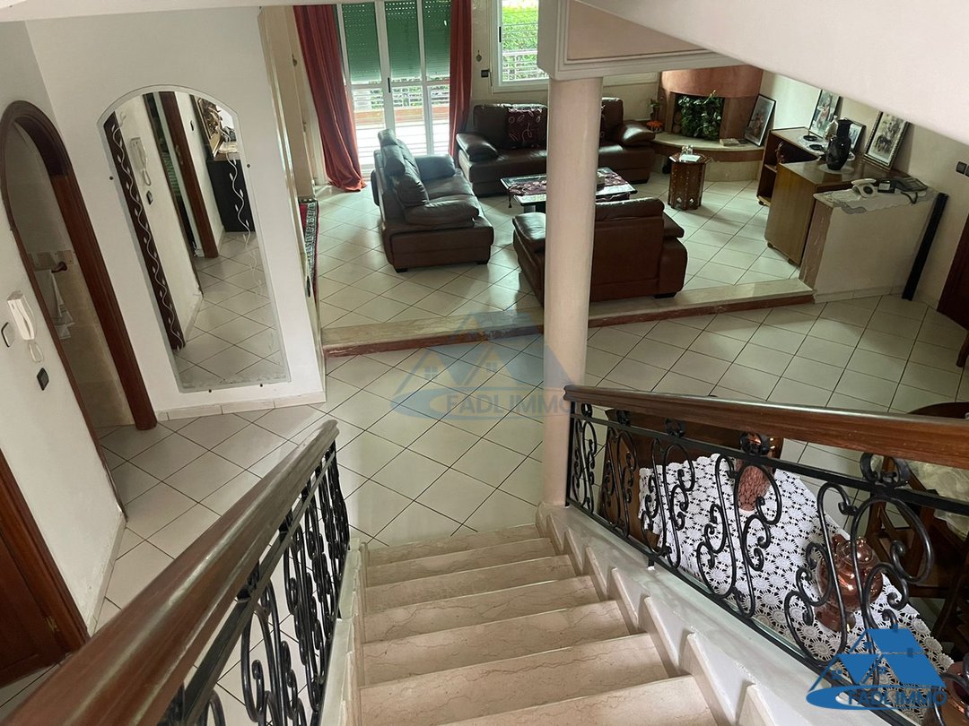 Villa en venta con terraza y tres pisos - Photo 1