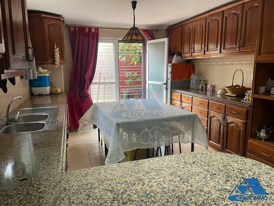 Villa en venta con terraza y tres pisos - Photo 3