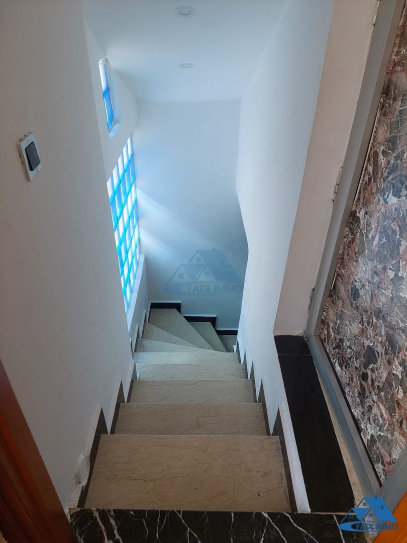 Villa for sale with terrace and three floors - Photo 16