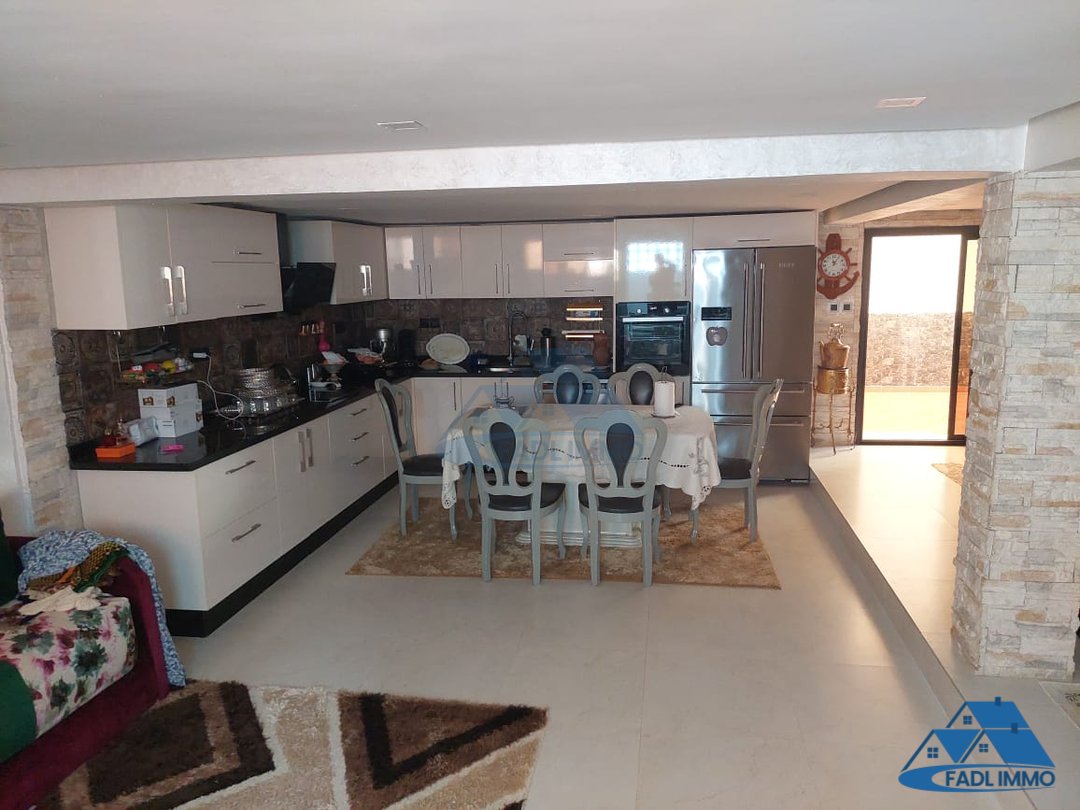 Villa for sale with terrace and three floors - Photo 7