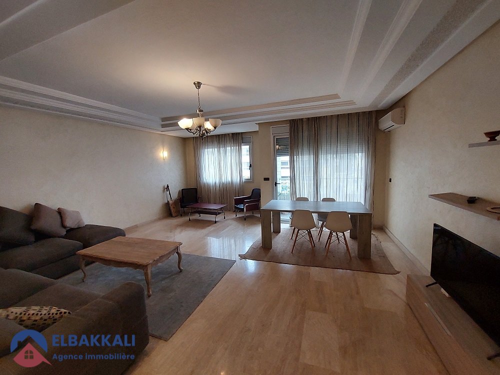 Apartamento en alquiler con balcón en el segundo piso - Photo 1