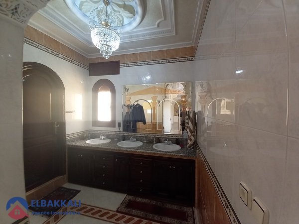 Villa en venta con terraza y tres pisos - Photo 6