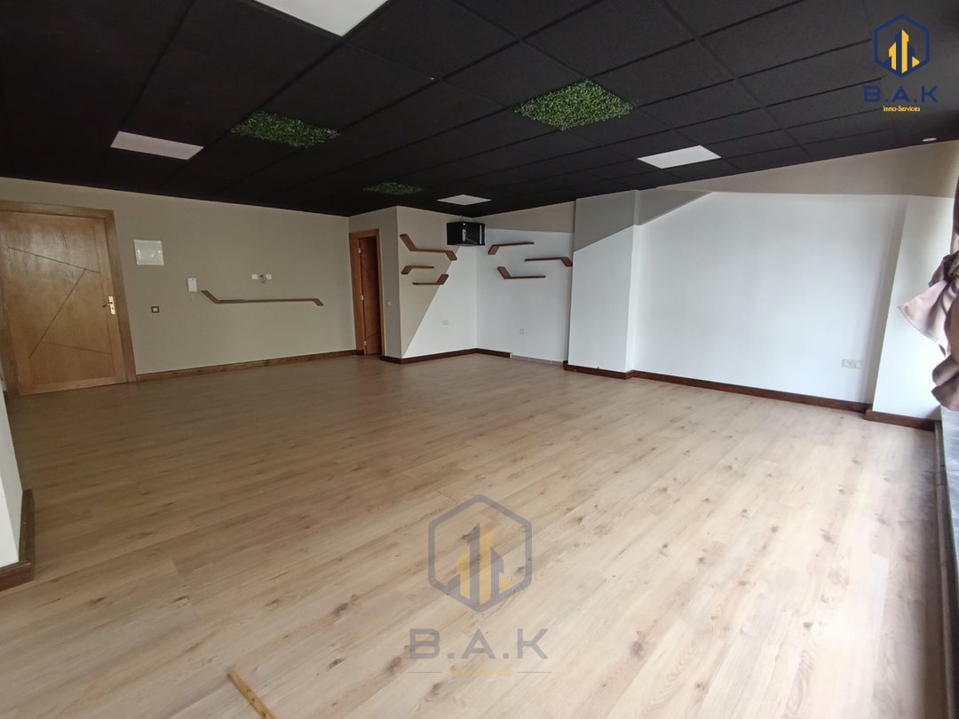 مكتب للإيجار مع تراس في الطابق الأول - Photo 7