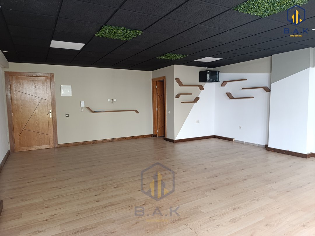 مكتب للإيجار مع تراس في الطابق الأول - Photo 1