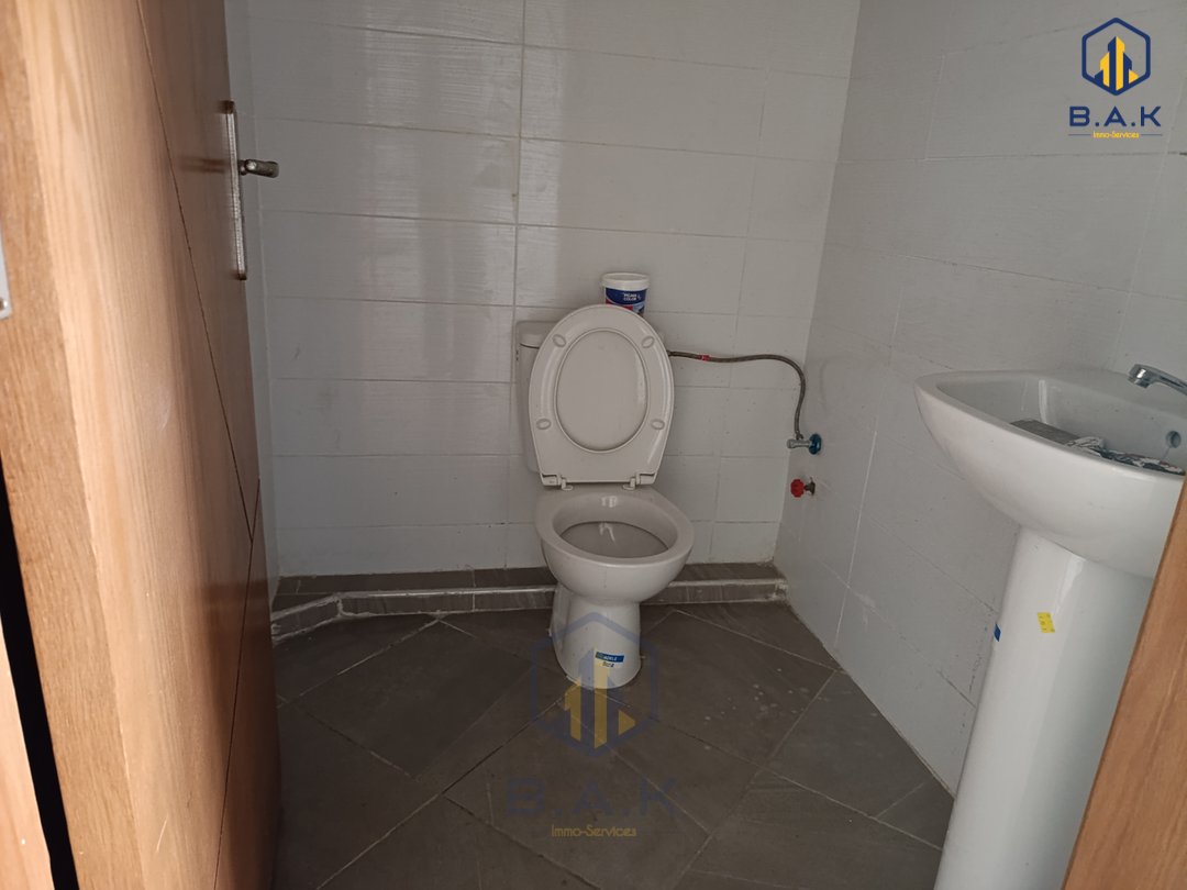 مكتب للإيجار مع تراس في الطابق الأول - Photo 11