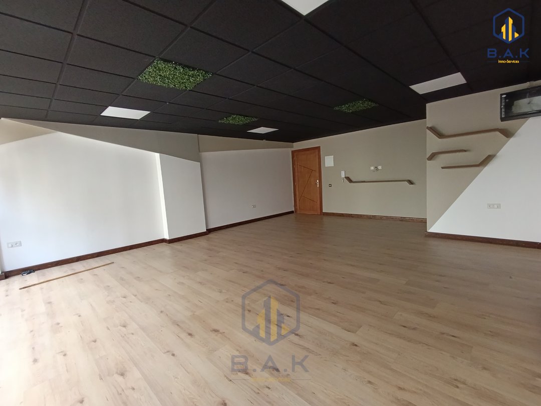 مكتب للإيجار مع تراس في الطابق الأول - Photo 8