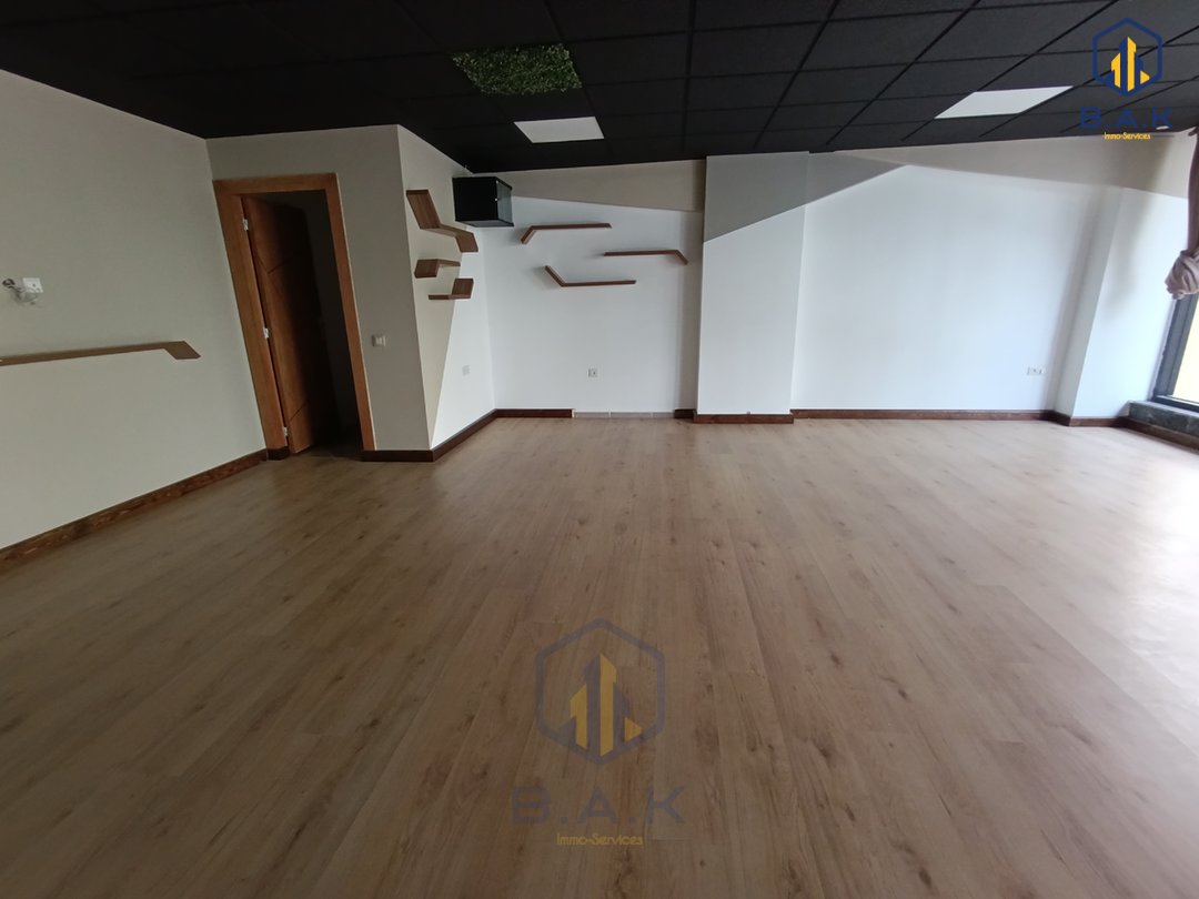 مكتب للإيجار مع تراس في الطابق الأول - Photo 6