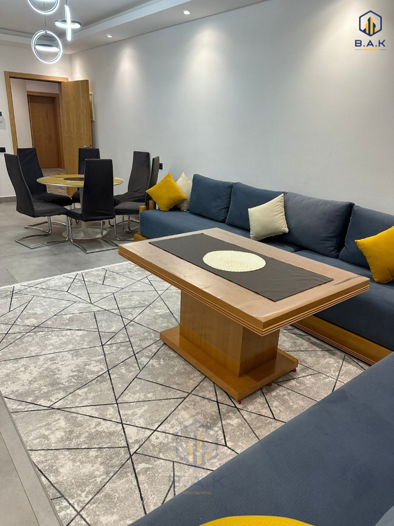 Apartamento en alquiler con balcón en el segundo piso - Photo 1