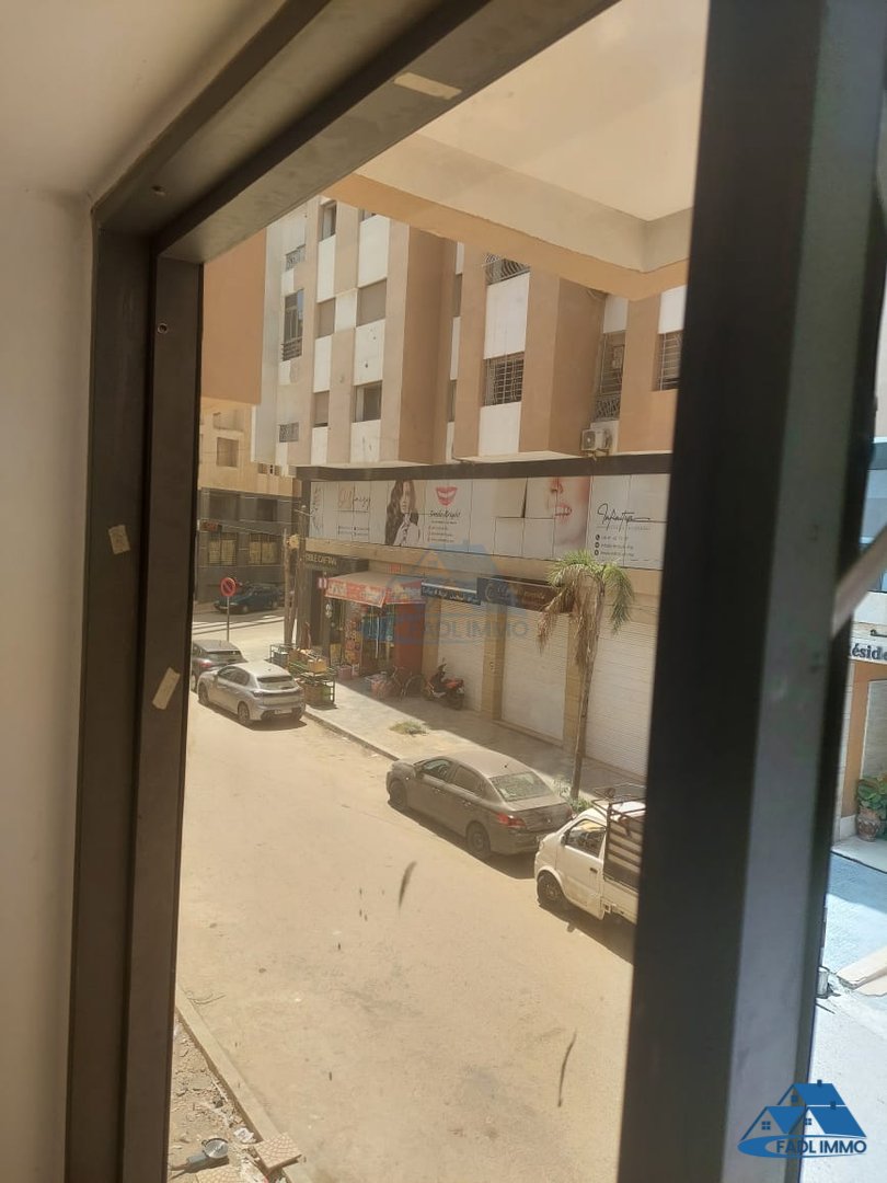 مكتب للإيجار في الطابق الأول - Photo 10