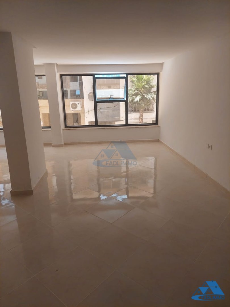 مكتب للإيجار في الطابق الأول - Photo 1