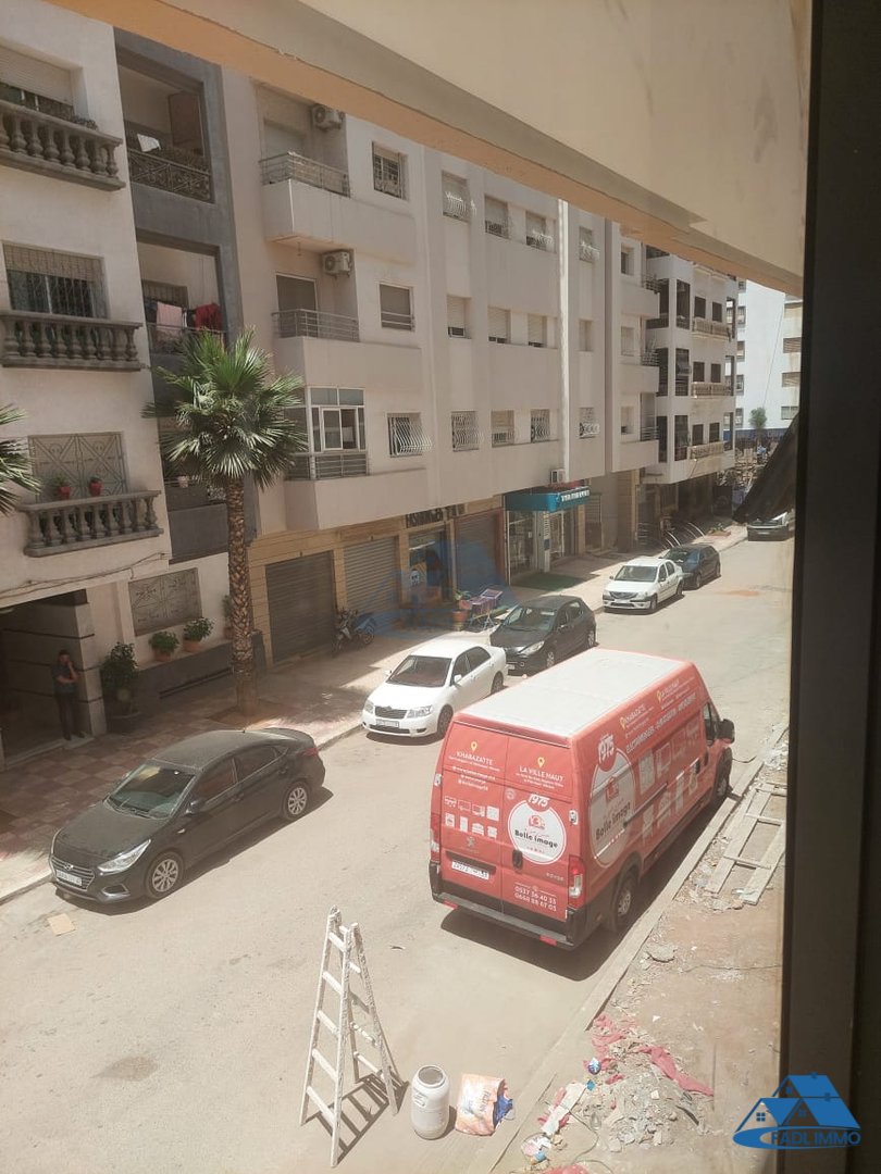 مكتب للإيجار في الطابق الأول - Photo 2