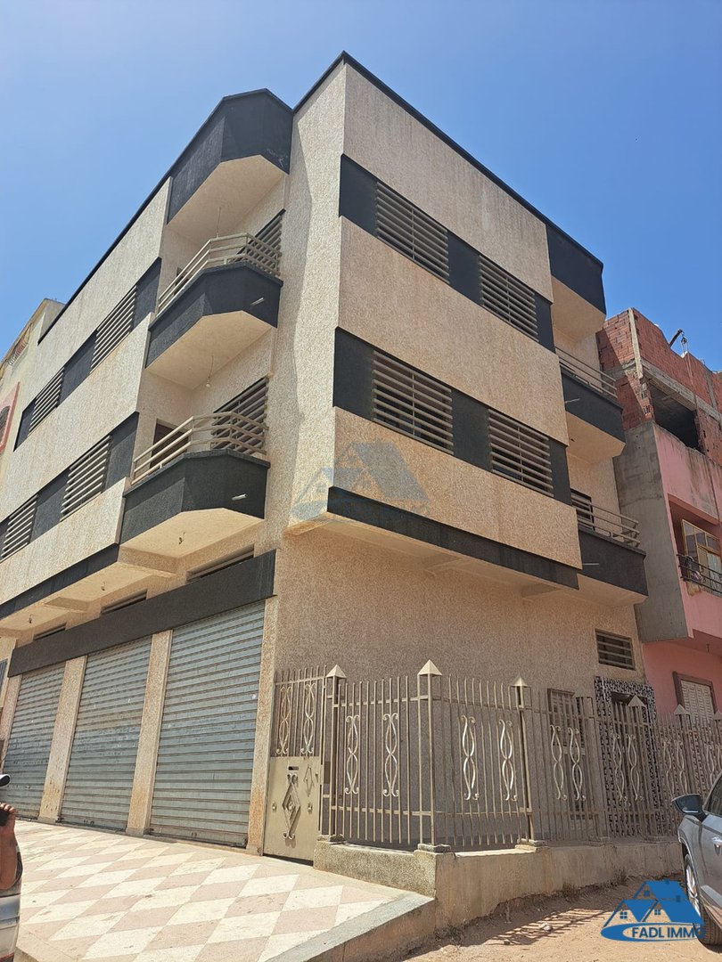 منزل للبيع مع موقف سيارات و طابقين - Photo 1