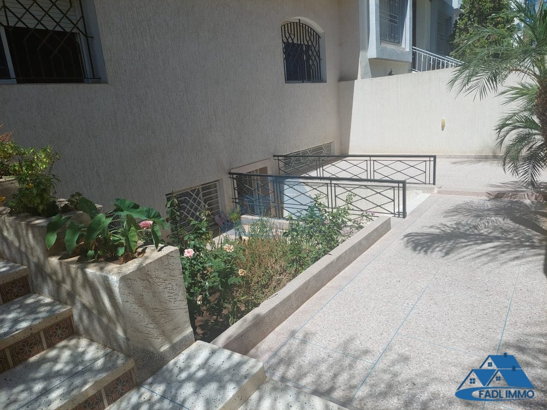 Villa en venta con terraza y tres pisos - Photo 1