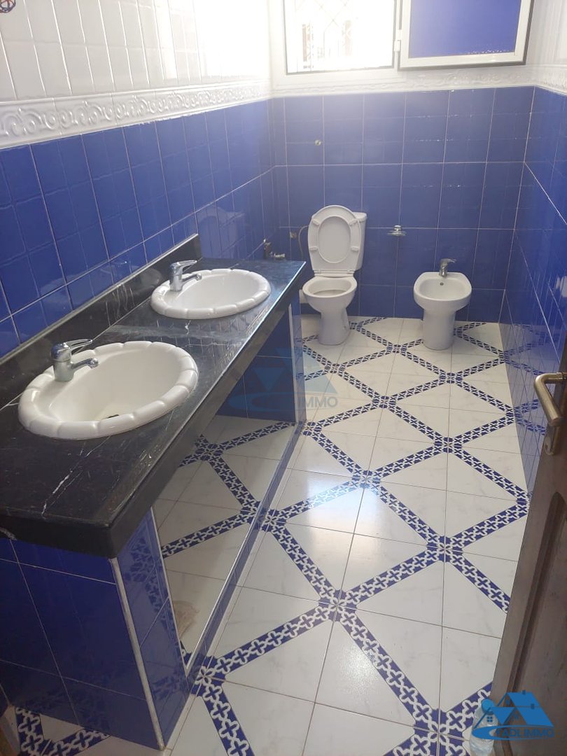 Villa en venta con terraza y tres pisos - Photo 4