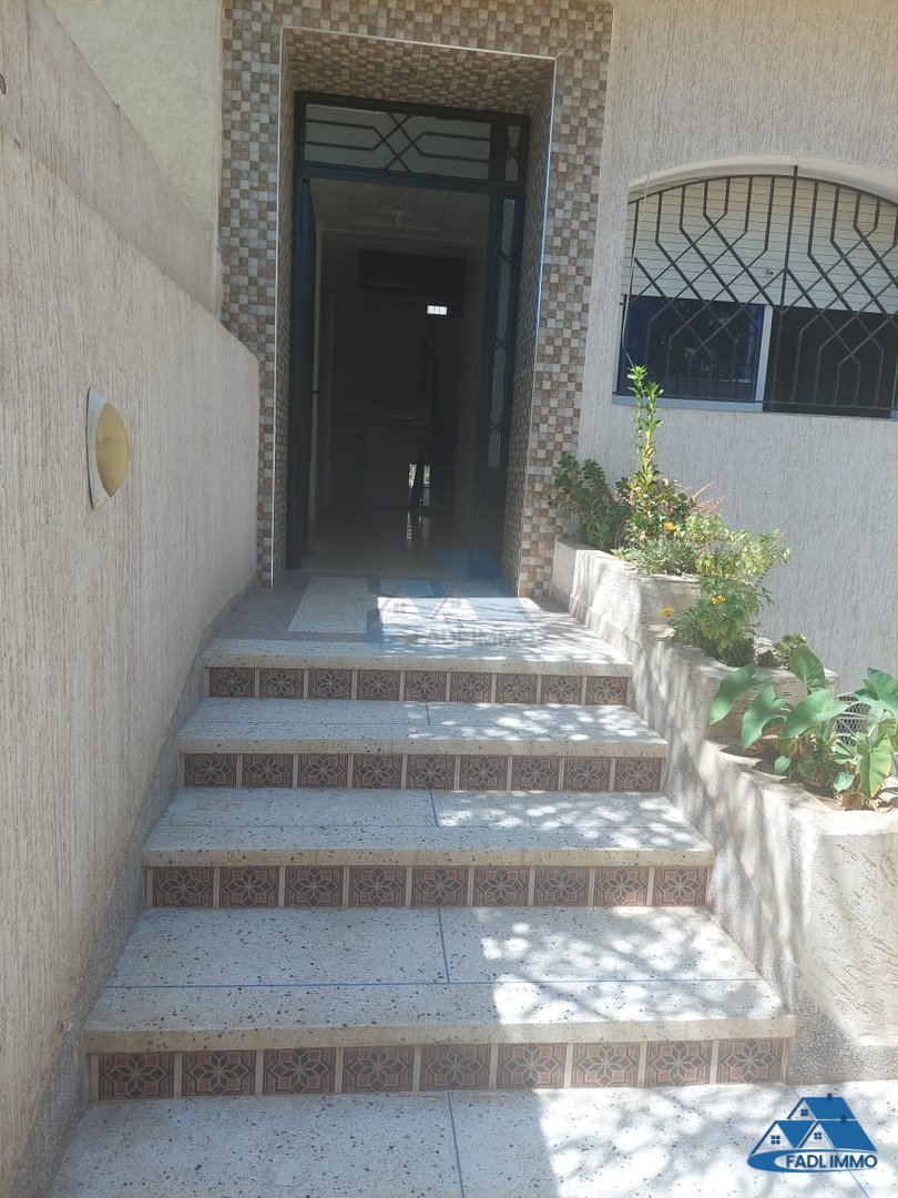 Villa en venta con terraza y tres pisos - Photo 2