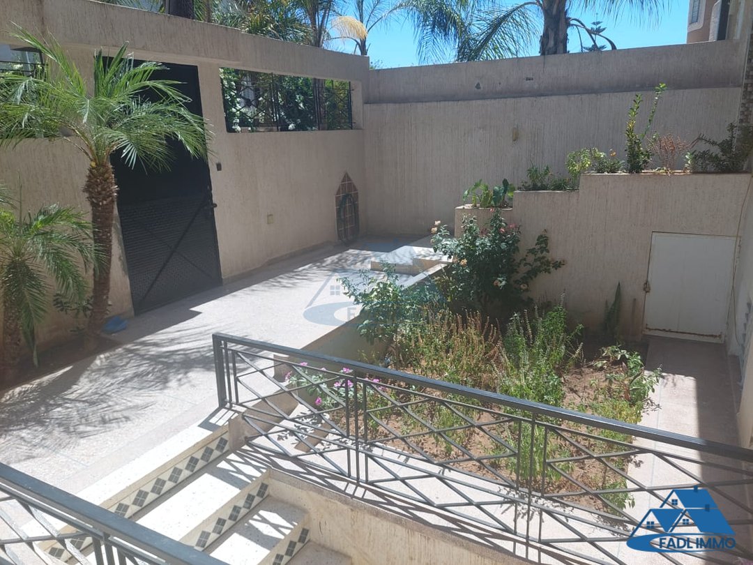Villa en venta con terraza y tres pisos - Photo 3