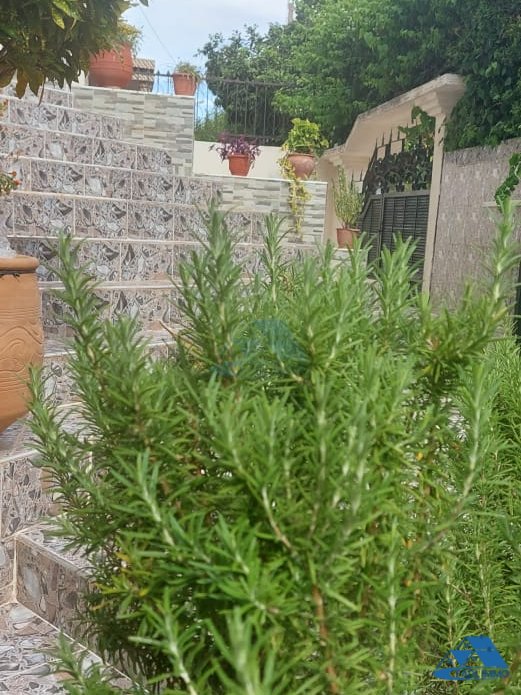 Villa en venta con terraza y dos pisos - Photo 1