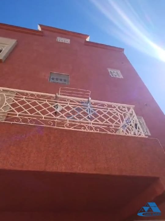 Villa for sale with terrace and three floors - Photo 23