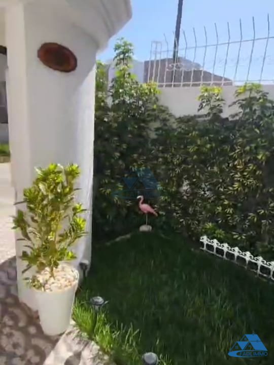 Villa for sale with terrace and three floors - Photo 9