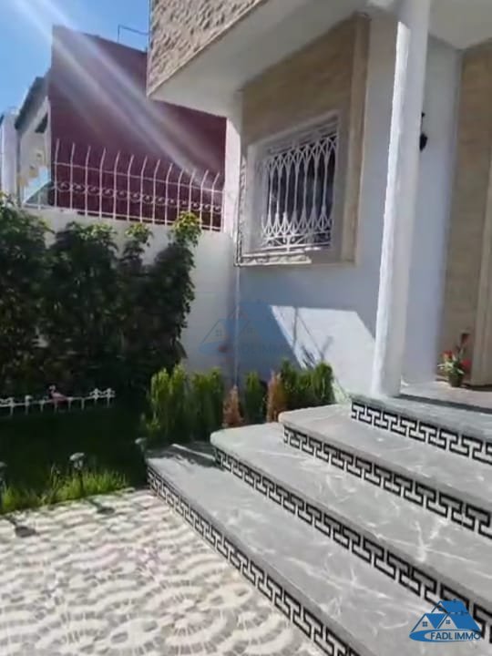 Villa for sale with terrace and three floors - Photo 7