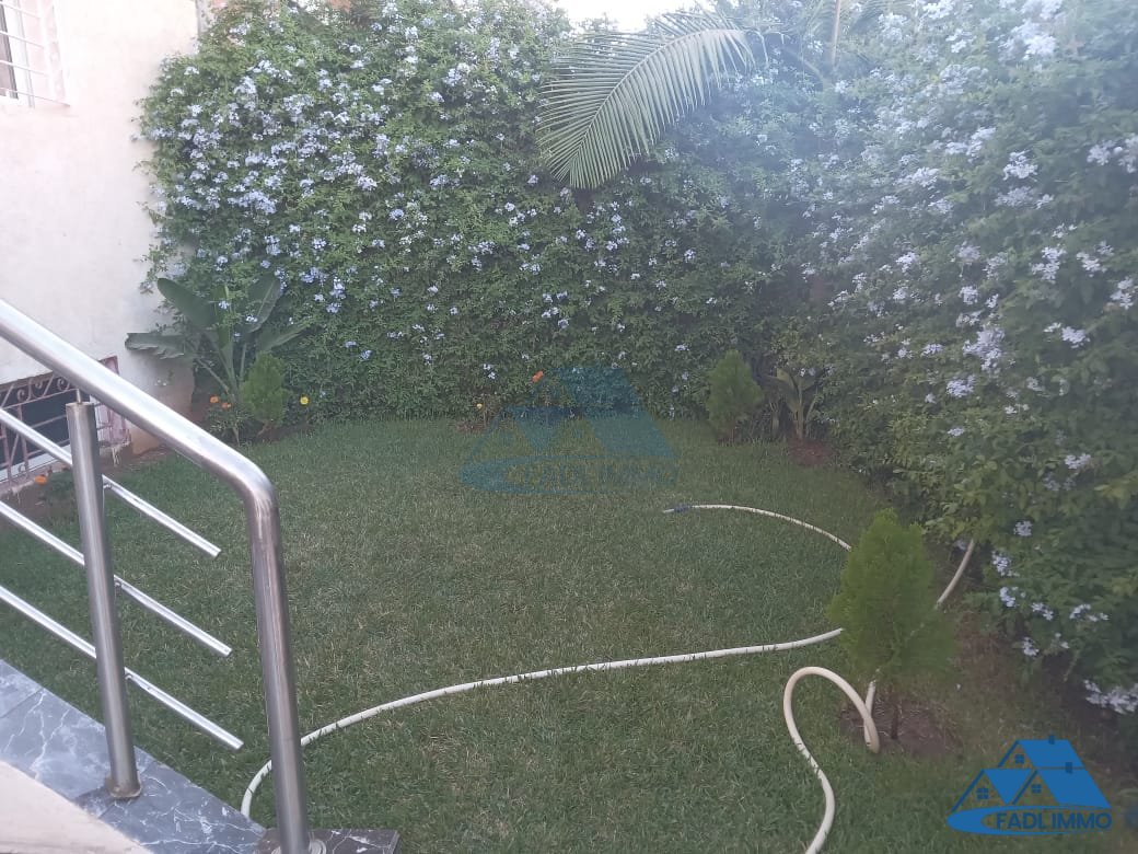 Villa à vendre avec terrasse et trois étages - Photo 5