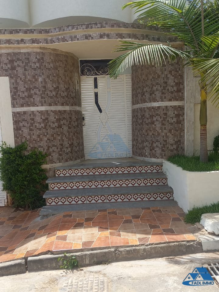 Villa à vendre avec terrasse et trois étages - Photo 8