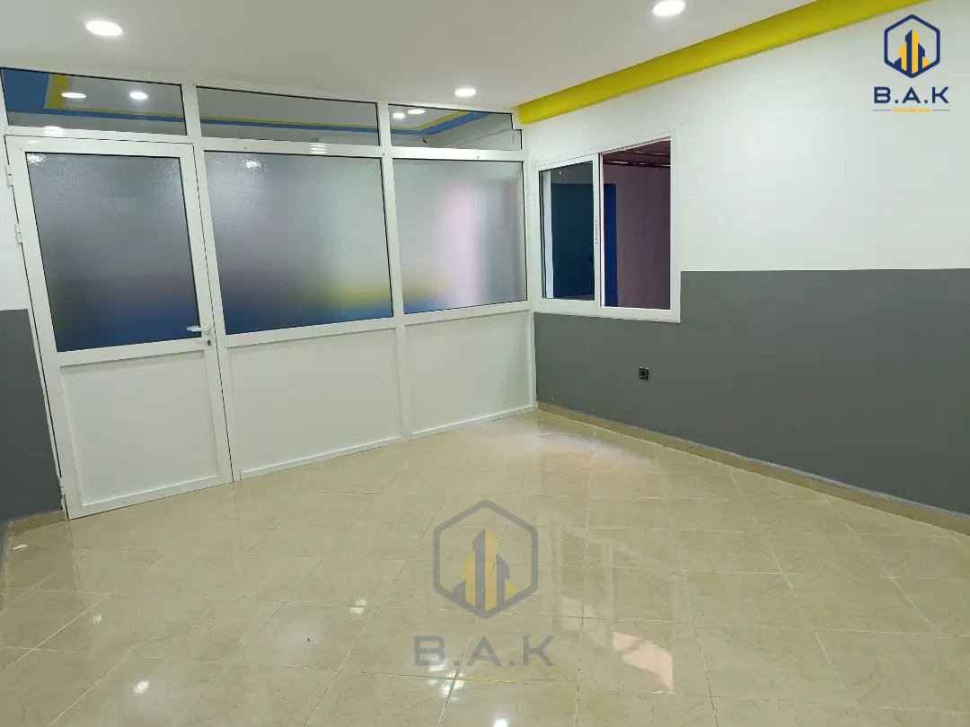 Oficina en alquiler con terraza en el primer piso - Photo 8