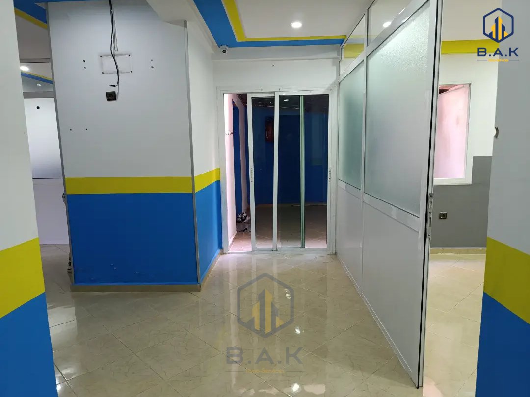 Oficina en alquiler con terraza en el primer piso - Photo 10