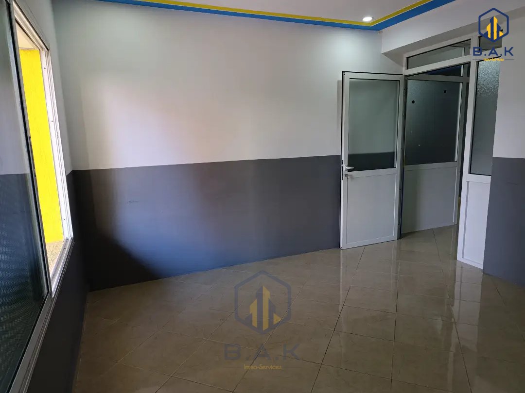 Oficina en alquiler con terraza en el primer piso - Photo 3