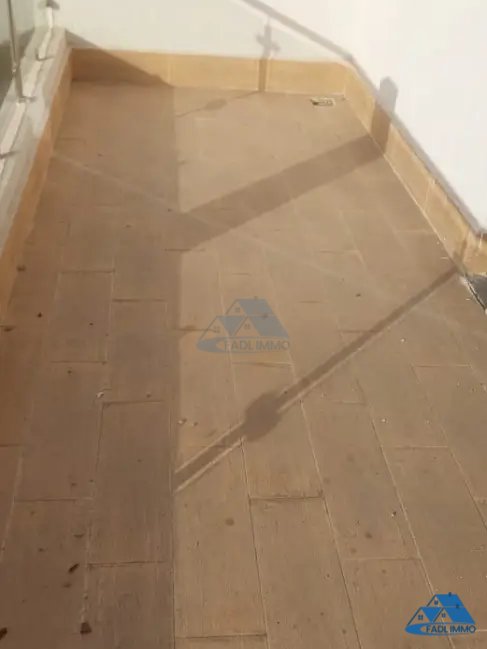 Bureau à louer avec terrasse au troisième étage - Photo 3