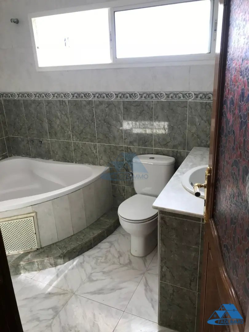 Villa à vendre avec terrasse et trois étages - Photo 8