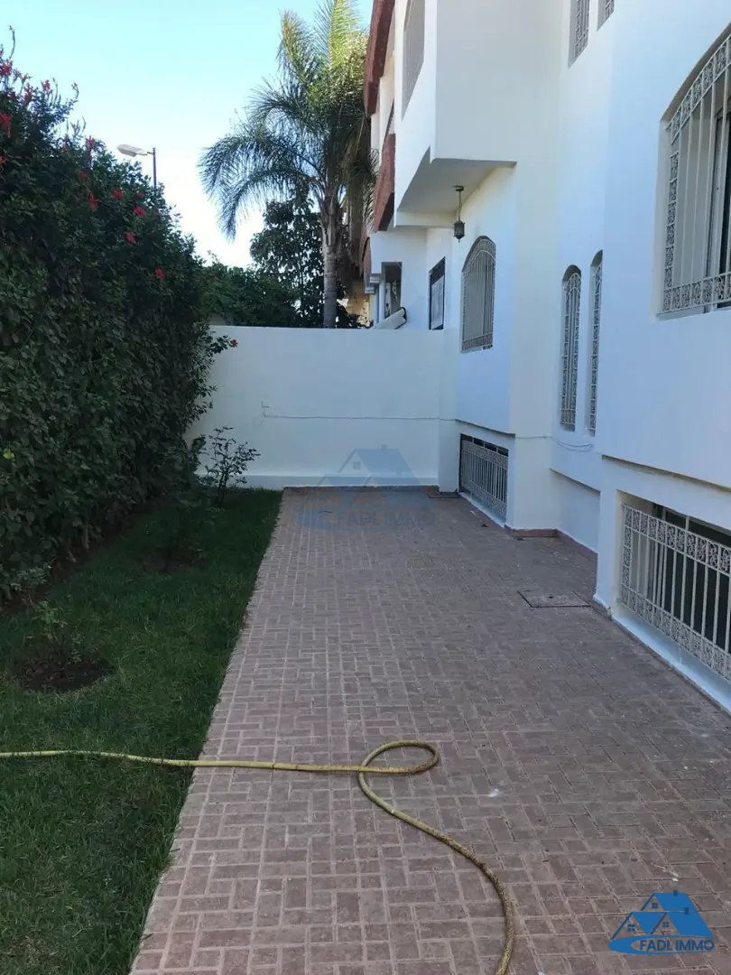 Villa à vendre avec terrasse et trois étages - Photo 13