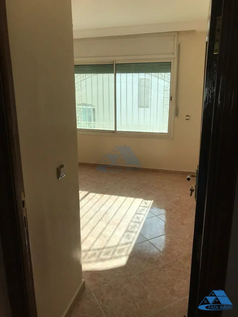 Villa à vendre avec terrasse et trois étages - Photo 7