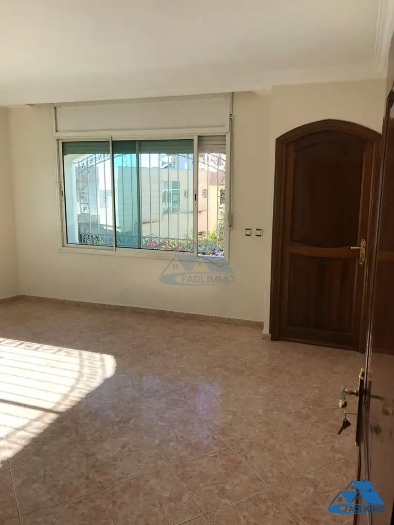 Villa à vendre avec terrasse et trois étages - Photo 6