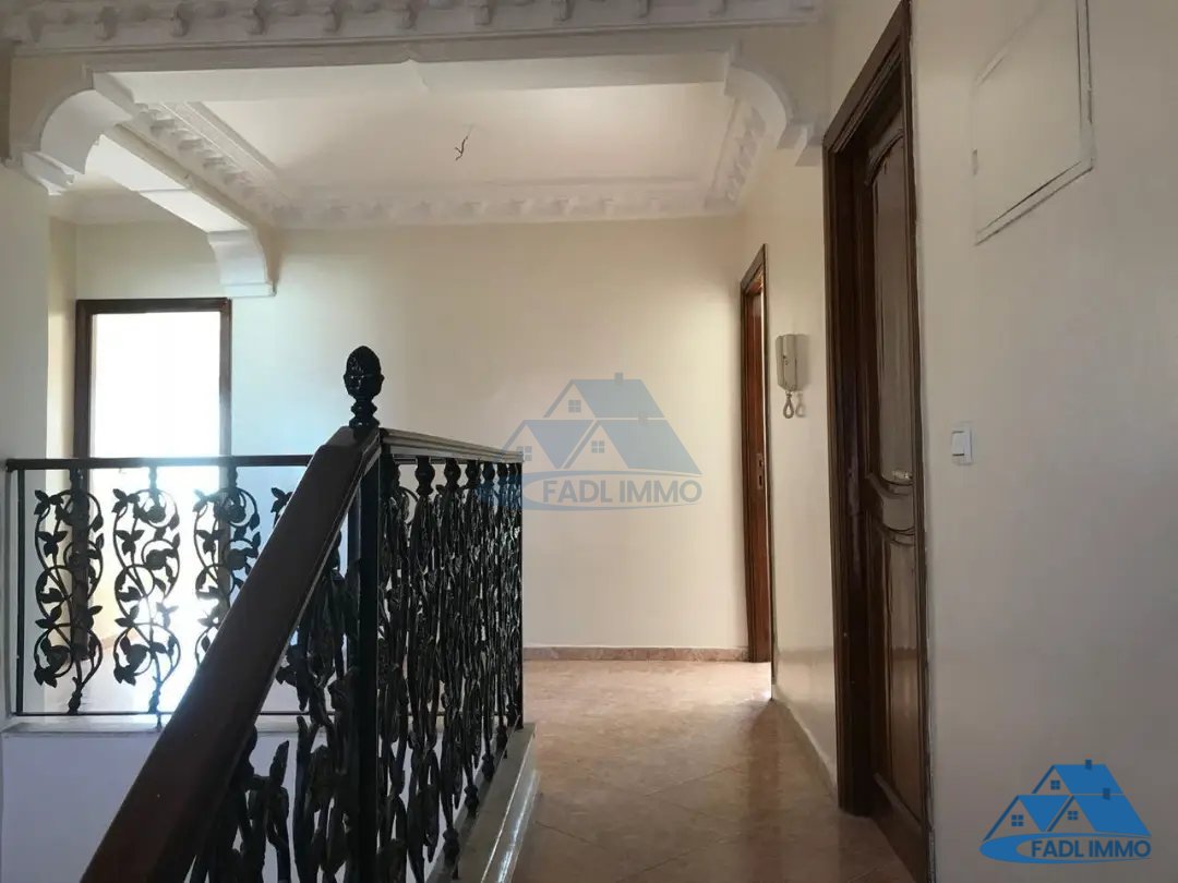 Villa à vendre avec terrasse et trois étages - Photo 4