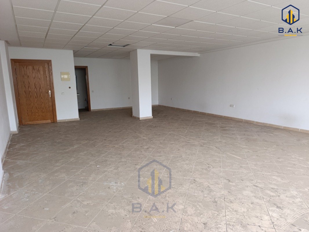 Oficina nueva en alquiler con parking en el primer piso - Photo 2