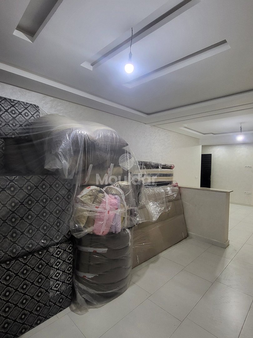 Hay Charaf mahallesinde, Casa yolunda 2 odalı daire için satış. 

- Asansörlü güvenli rezidans 
- Marjane yakınında sakin bir mahalle ve iyi komşuluk 
- 1. katta 

Daire detayları : 
- 2 oda 
- Donanımlı mutfak 
- 14 m² teras 
- Toplam alan: 83 m² 

Satış fiyatı: 940 000 dh 
Koşullar: %2,5 komisyon 

Çevredeki olanaklar : 
- Yerinde işletmeler (restoran, kafe, market…)  - Photo 6