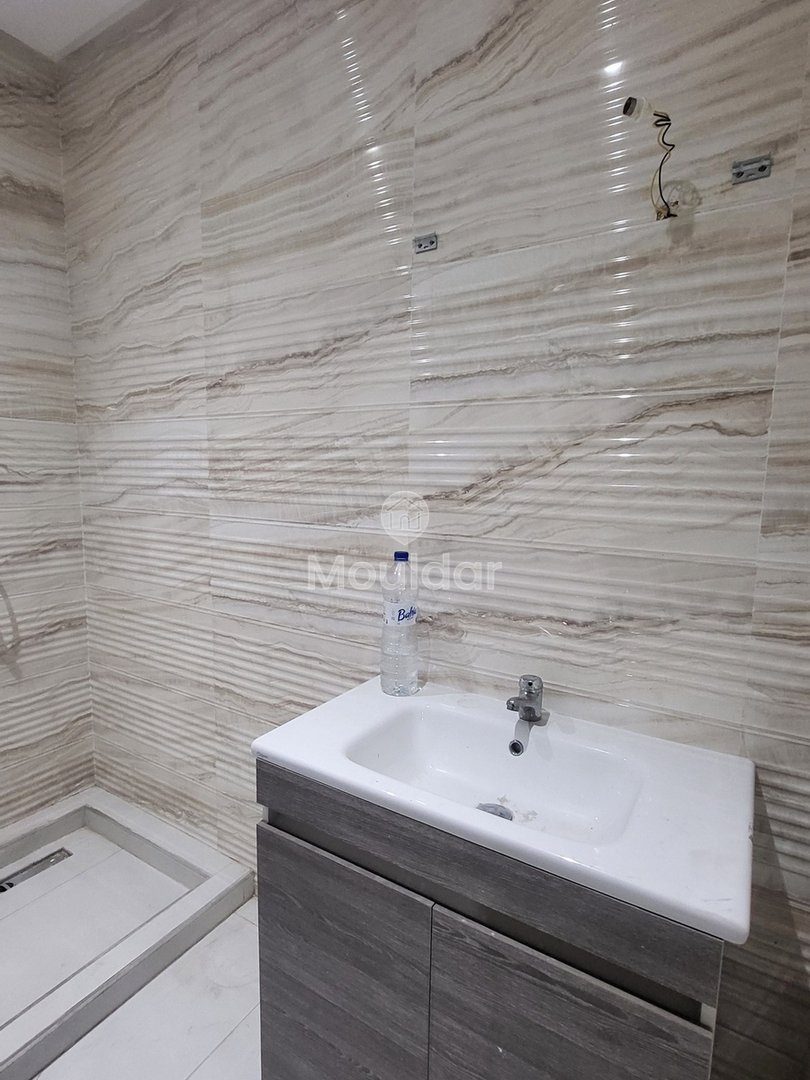 Hay Charaf mahallesinde, Casa yolunda 2 odalı daire için satış. 

- Asansörlü güvenli rezidans 
- Marjane yakınında sakin bir mahalle ve iyi komşuluk 
- 1. katta 

Daire detayları : 
- 2 oda 
- Donanımlı mutfak 
- 14 m² teras 
- Toplam alan: 83 m² 

Satış fiyatı: 940 000 dh 
Koşullar: %2,5 komisyon 

Çevredeki olanaklar : 
- Yerinde işletmeler (restoran, kafe, market…)  - Photo 13