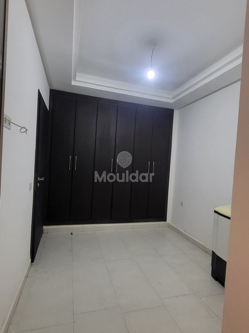 Hay Charaf mahallesinde, Casa yolunda 2 odalı daire için satış. 

- Asansörlü güvenli rezidans 
- Marjane yakınında sakin bir mahalle ve iyi komşuluk 
- 1. katta 

Daire detayları : 
- 2 oda 
- Donanımlı mutfak 
- 14 m² teras 
- Toplam alan: 83 m² 

Satış fiyatı: 940 000 dh 
Koşullar: %2,5 komisyon 

Çevredeki olanaklar : 
- Yerinde işletmeler (restoran, kafe, market…)  - Photo 1