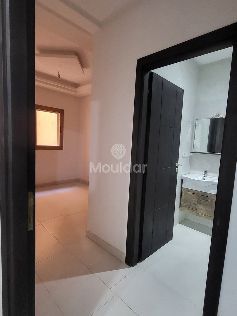 Hay Charaf mahallesinde, Casa yolunda 2 odalı daire için satış. 

- Asansörlü güvenli rezidans 
- Marjane yakınında sakin bir mahalle ve iyi komşuluk 
- 1. katta 

Daire detayları : 
- 2 oda 
- Donanımlı mutfak 
- 14 m² teras 
- Toplam alan: 83 m² 

Satış fiyatı: 940 000 dh 
Koşullar: %2,5 komisyon 

Çevredeki olanaklar : 
- Yerinde işletmeler (restoran, kafe, market…)  - Photo 9