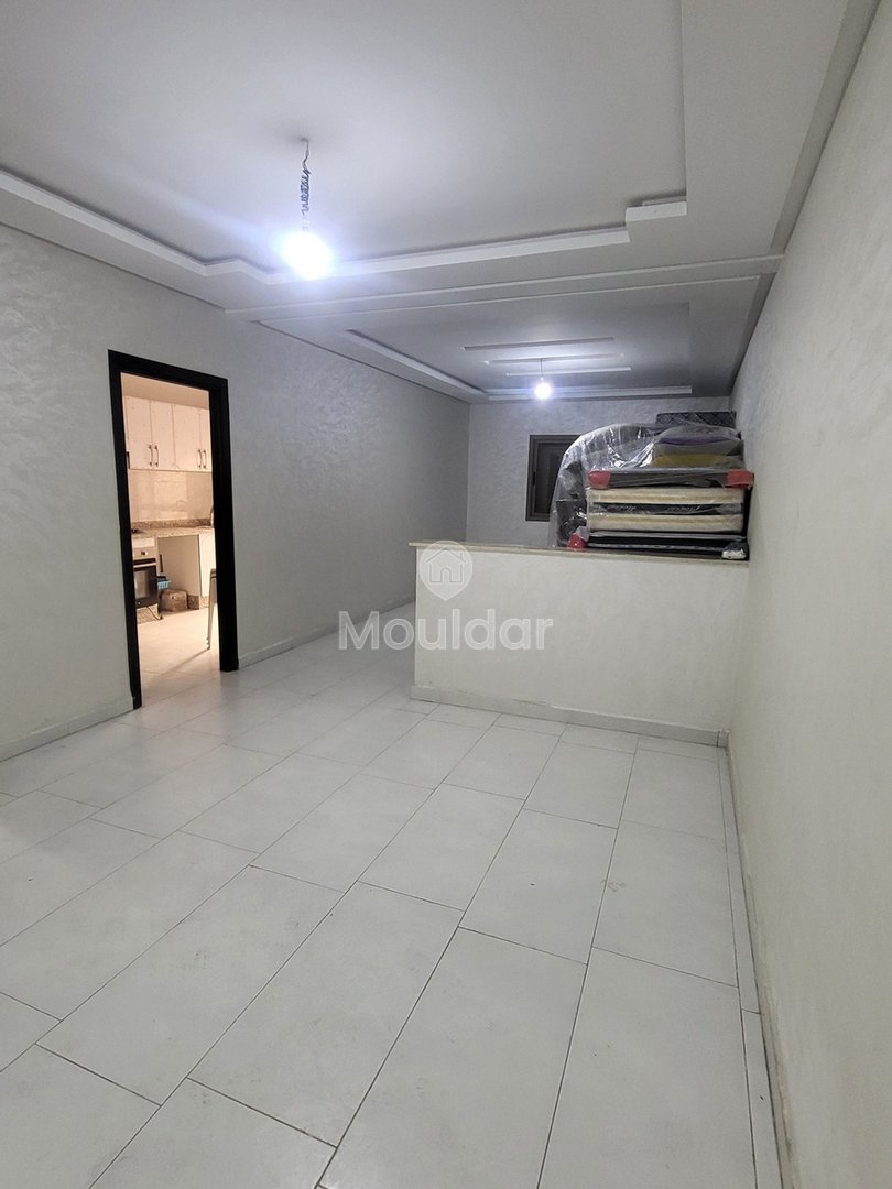 Hay Charaf mahallesinde, Casa yolunda 2 odalı daire için satış. 

- Asansörlü güvenli rezidans 
- Marjane yakınında sakin bir mahalle ve iyi komşuluk 
- 1. katta 

Daire detayları : 
- 2 oda 
- Donanımlı mutfak 
- 14 m² teras 
- Toplam alan: 83 m² 

Satış fiyatı: 940 000 dh 
Koşullar: %2,5 komisyon 

Çevredeki olanaklar : 
- Yerinde işletmeler (restoran, kafe, market…)  - Photo 4