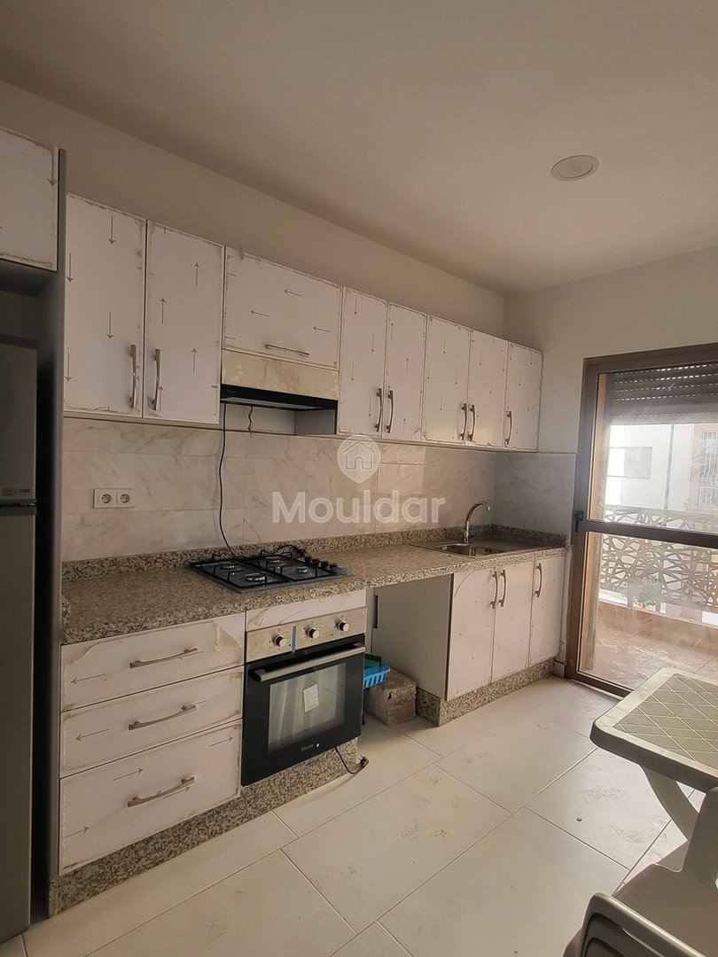 Hay Charaf mahallesinde, Casa yolunda 2 odalı daire için satış. 

- Asansörlü güvenli rezidans 
- Marjane yakınında sakin bir mahalle ve iyi komşuluk 
- 1. katta 

Daire detayları : 
- 2 oda 
- Donanımlı mutfak 
- 14 m² teras 
- Toplam alan: 83 m² 

Satış fiyatı: 940 000 dh 
Koşullar: %2,5 komisyon 

Çevredeki olanaklar : 
- Yerinde işletmeler (restoran, kafe, market…)  - Photo 12