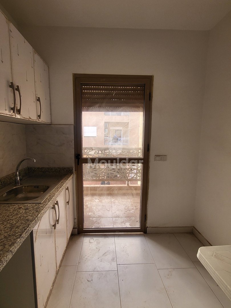 Hay Charaf mahallesinde, Casa yolunda 2 odalı daire için satış. 

- Asansörlü güvenli rezidans 
- Marjane yakınında sakin bir mahalle ve iyi komşuluk 
- 1. katta 

Daire detayları : 
- 2 oda 
- Donanımlı mutfak 
- 14 m² teras 
- Toplam alan: 83 m² 

Satış fiyatı: 940 000 dh 
Koşullar: %2,5 komisyon 

Çevredeki olanaklar : 
- Yerinde işletmeler (restoran, kafe, market…)  - Photo 11