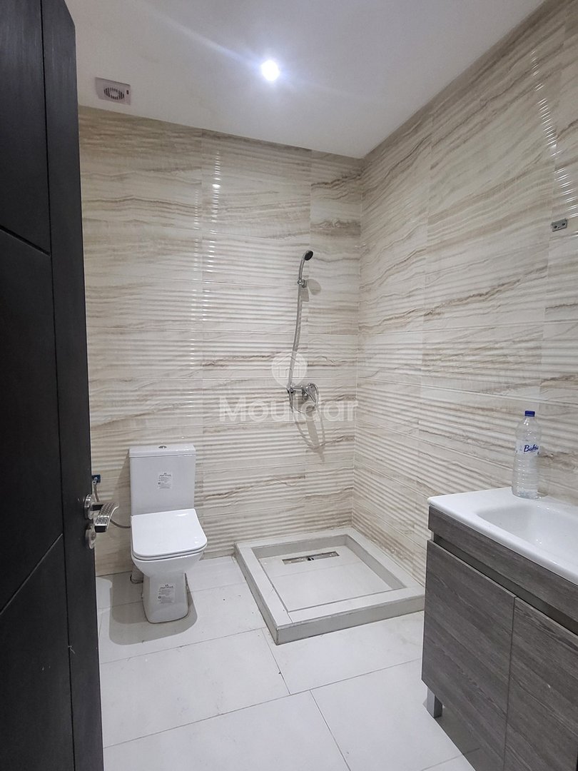 Hay Charaf mahallesinde, Casa yolunda 2 odalı daire için satış. 

- Asansörlü güvenli rezidans 
- Marjane yakınında sakin bir mahalle ve iyi komşuluk 
- 1. katta 

Daire detayları : 
- 2 oda 
- Donanımlı mutfak 
- 14 m² teras 
- Toplam alan: 83 m² 

Satış fiyatı: 940 000 dh 
Koşullar: %2,5 komisyon 

Çevredeki olanaklar : 
- Yerinde işletmeler (restoran, kafe, market…)  - Photo 15