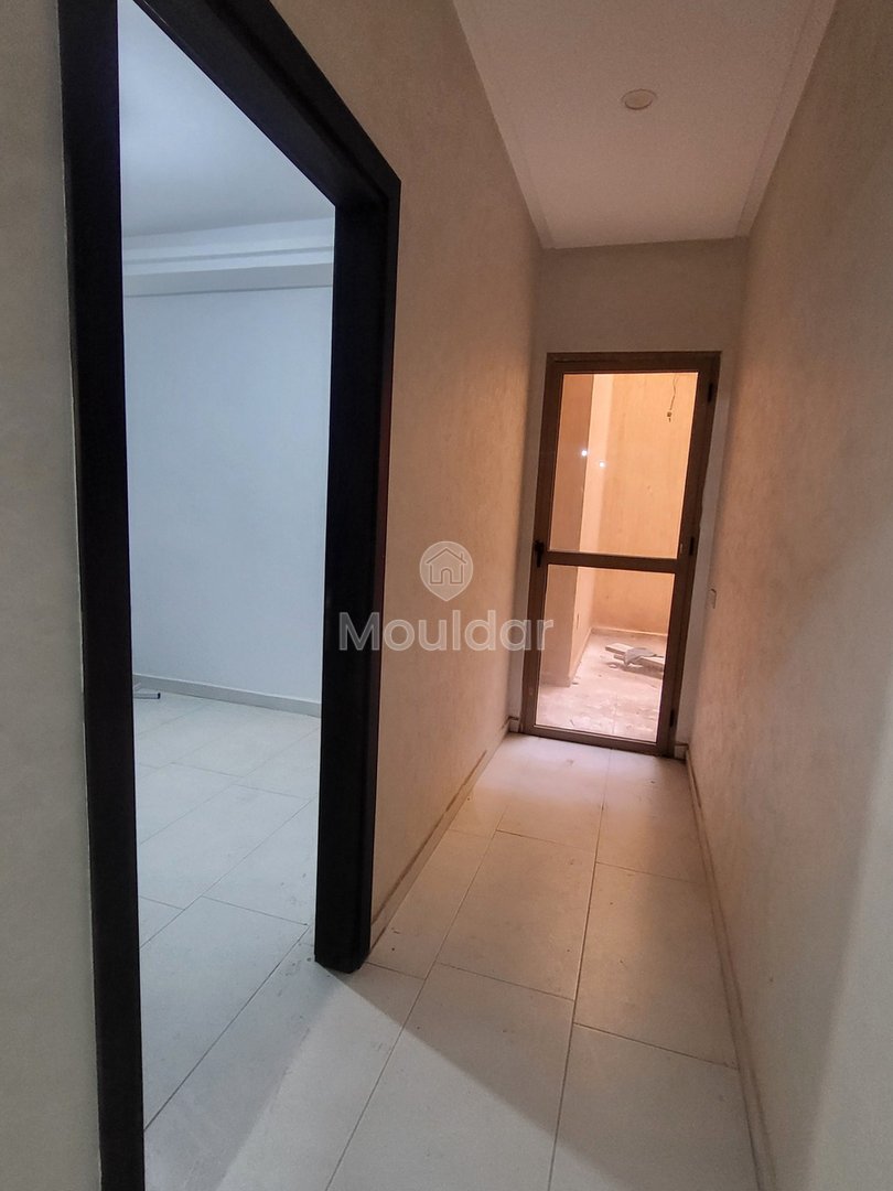 Hay Charaf mahallesinde, Casa yolunda 2 odalı daire için satış. 

- Asansörlü güvenli rezidans 
- Marjane yakınında sakin bir mahalle ve iyi komşuluk 
- 1. katta 

Daire detayları : 
- 2 oda 
- Donanımlı mutfak 
- 14 m² teras 
- Toplam alan: 83 m² 

Satış fiyatı: 940 000 dh 
Koşullar: %2,5 komisyon 

Çevredeki olanaklar : 
- Yerinde işletmeler (restoran, kafe, market…)  - Photo 3